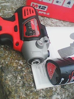 MILWAUKEE M12 BPS-0 Aku leštička + baterie 2Ah - 3