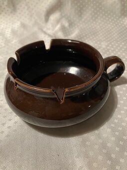 Keramický popelník hnědý s vázičkou - 3