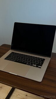 MacBook Air 15" M2 8/512 hvězdně bílý jako nový - 3