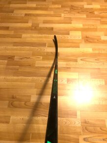 Hůl CCM Ribcor Trigger Team, flex 85, pravá 29 - 3