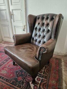 HNĚDÉ KOŽENÉ KŘESLO - UŠÁK VE STYLU CHESTERFIELD - 3
