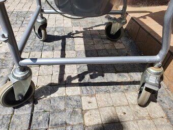 toaletní židle, záchod pro nemocné, na kolech - 3