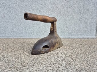 Starožitná žehlička s dřevěným madlem - 3