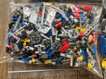 LEGO Technic 42024 Nákladní vůz s kontejnerem - 3