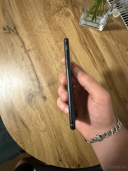 iPhone SE 2020 (64 GB) - 3