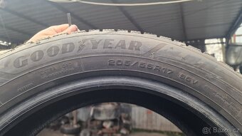 PRODÁM 2 ZIMNÍ PNEU GOODYEAR 205/55/17, CENA JE ZA 2 PNEU.IN - 3