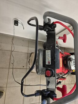 Sekačka s pojezdem a el. startérem HECHT 5484 SXE - 3