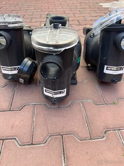Elektromotor pro bazen 3x zřejmě nefunkčí, jeden možná ani…. - 3