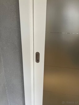 Posuvné bílé interierové dveře se sklem, 100cm - 3
