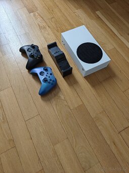 Xbox series s + 2 ovladače - 3