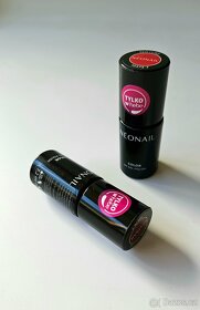 2 hybridní červené laky na nehty od NeoNail - 3