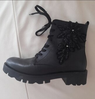 Prodám kožené kotníkové zimní boty s květinovou aplikaci - 3