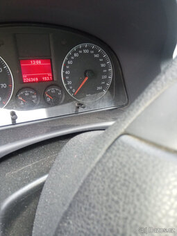 VW Touran benzín 1,6 2007 7 míst 226tis najeto - 3