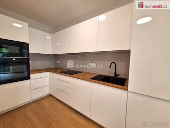 pronájem 2kk 62m2 se dvěma balkony 7m2 a 6m2 Sochorcova P4 H - 3