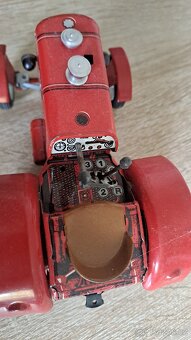 Kovovy traktor na klicek - 3