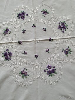 Ručně vyšívaný ubrus fialky - 3