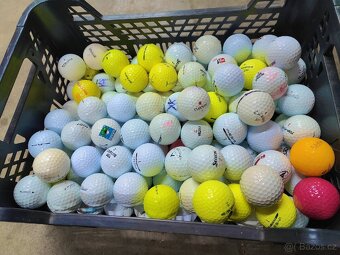 různé golfové míčky - 3
