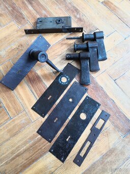 Kované kliky + štítky k vratům - 3