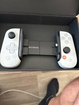 Backbone One Mobile gaming Controller - 3