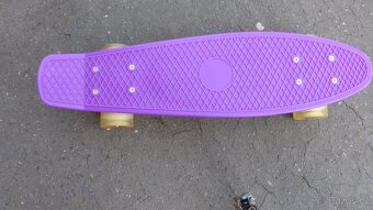 skateboard nebo pennyboard se svítícími kolečky - 3