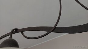 Kovaný lustr se skleněnými stinidly, š. 90 cm, v. 80 cm - 3