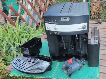 Plnoautomat kávovar DeLonghi Magnifica ESAM 3000 - černý - 3