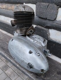 Jawa-ČZ 250 - 353 kývačka - motor - 3