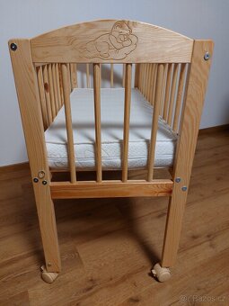 Dětská postýlka se stahovací bočnicí, matrací a kolečky - 3