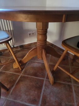 Kuchyňský stůl +4židle,dubové dřevo;průměr 1m,cena 2500,- - 3
