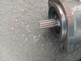Hydraulické čerpadla ,motorek stěračů , Uzávěry nádrží - 3