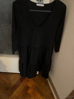 Semišové volnější černé šaty s 3/4 rukávem Reserved - 3