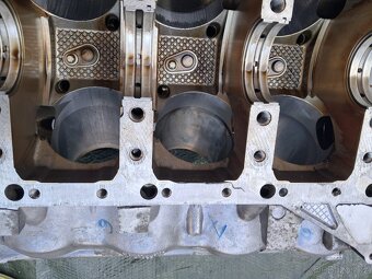 PORSCHE CAYENNE - MOTOR 4,5 V8 r.v. 2004 - 3