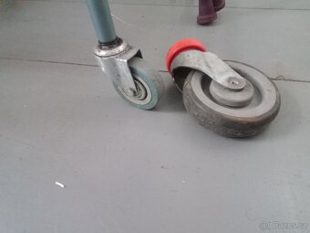 Chodítko na kolečkách, židle WC, sedák na vanu - 3