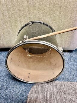 Buben na fandění. - 3