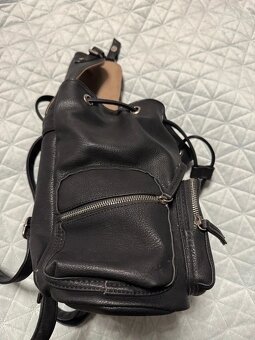 Černý dámský koženkový batoh - 3