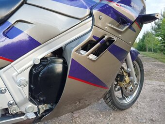 Suzuki GSX1100F - 3