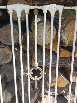 Stará, kovová mřížka s mosaznými prvky - 3