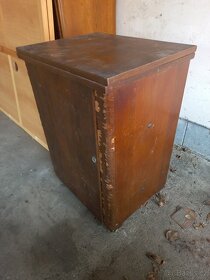 Starý šicí stroj - 3