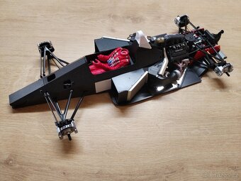 Meng 1:12 F1 McLaren+ Senna figurka Meng - 3