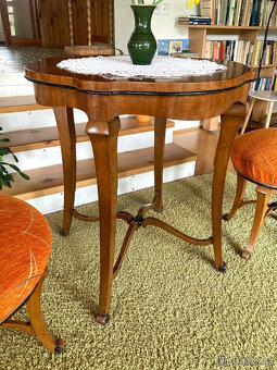 Starožitný stůl a taburetky - 3