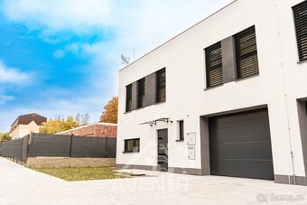Prodej moderních rodinných domů ve výstavbě v klidném prostř - 3