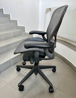 kancelářská židle Herman Miller Aeron Remastered - top stav - 3