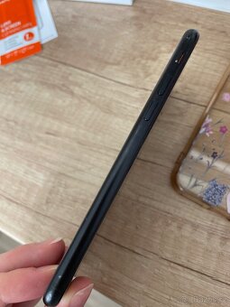 Černý iPhone SE 2020 64GB - 3