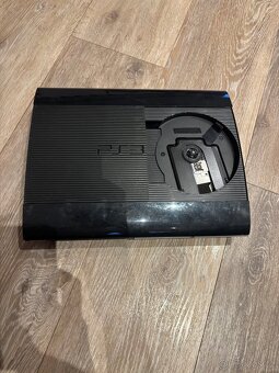 PLAYSTATION 3 – Konzole + 2 ovladače + volant + 5 her - 3