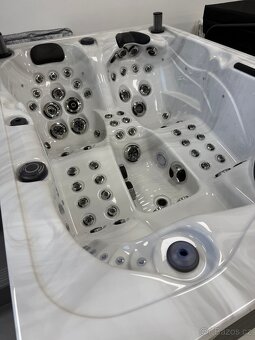 Vířivka Toronto - 3