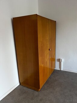 Šatní a prádelníkovou skříň - 3