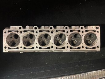 Hlava motoru BMW – M20B25 (E30/E34) - 3