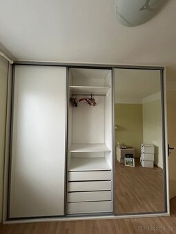 Prodám vestavěnou skříň v perfektním stavu - 3