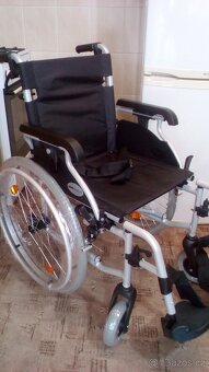 INVALIDNÍ VOZÍK-46CM-ODLEHČEN-BRZDY PRO DOPROVOD - 3