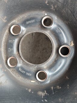Prodám 2ks disků 6Jx14H2 ET43 + pneu 185/60/R14 82T - 3